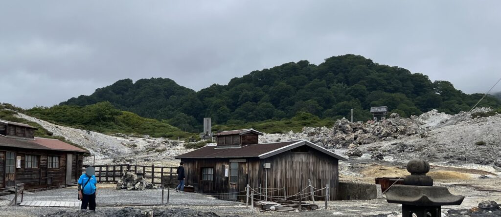 恐山菩提寺の参道から地獄方向を望む（手前は温泉小屋）