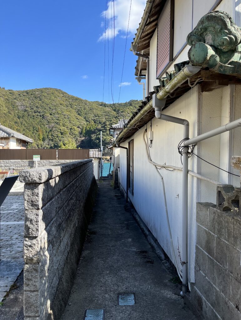 﨑津集落の細い路地「トウヤ」