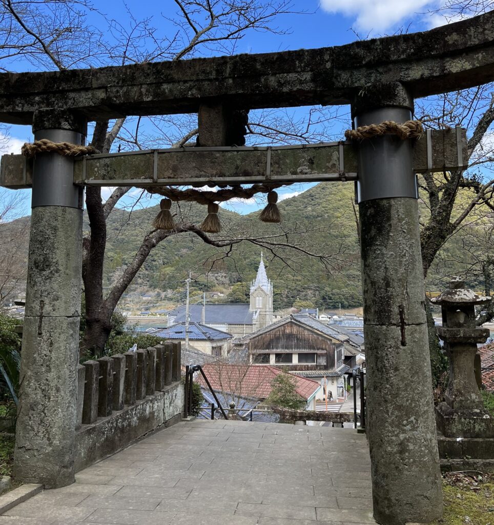 﨑津諏訪神社の鳥居越しに見る﨑津教会