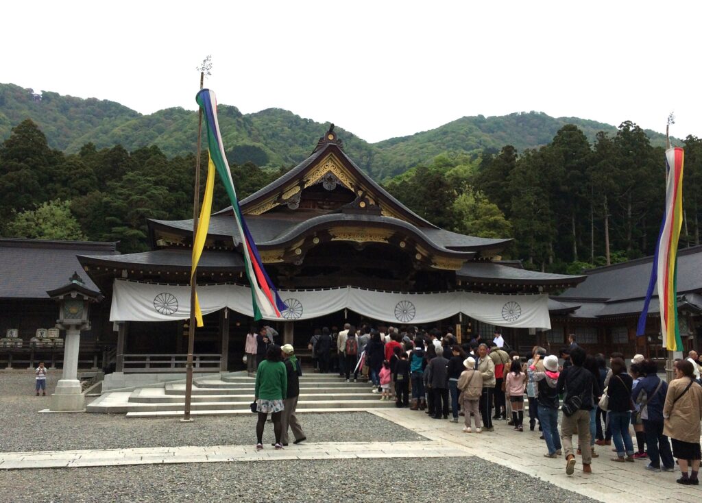 彌彦神社の拝殿