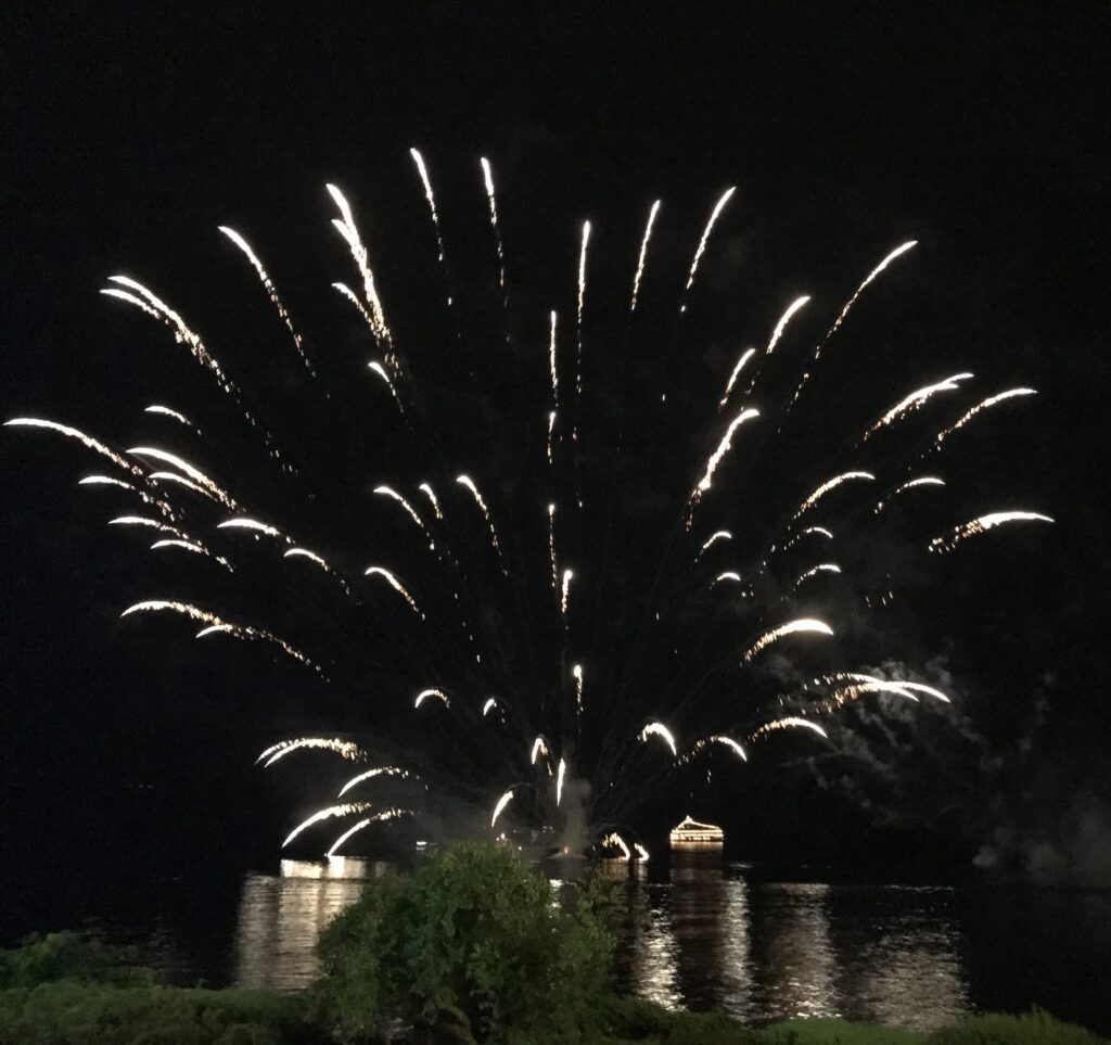 湖畔にある宿泊施設から見た洞爺湖ロングラン花火大会の花火