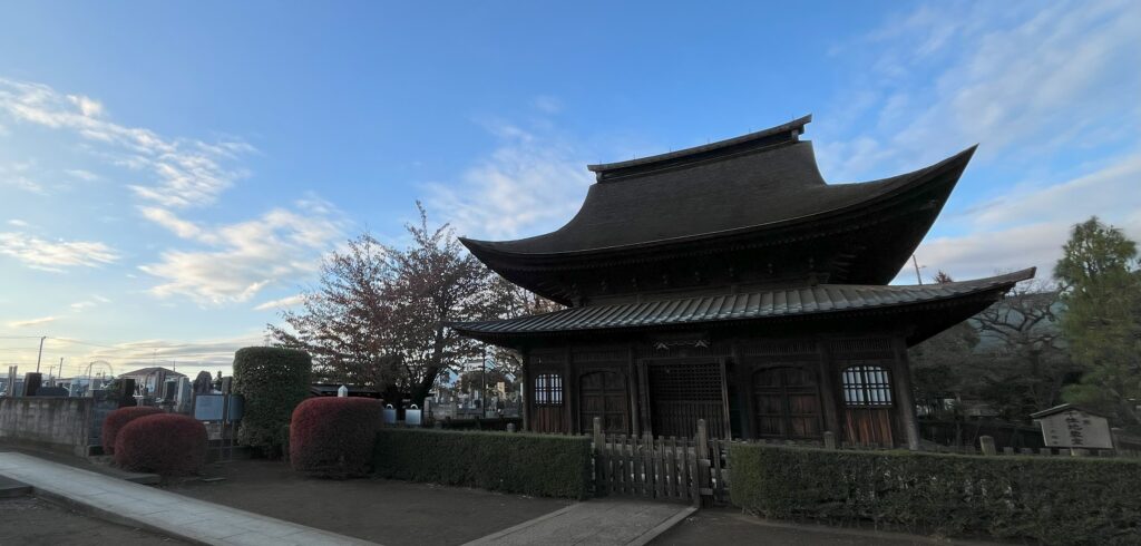 国宝 正福寺千体地蔵堂　写真左奥には西武園ゆうえんちの大観覧車が見えます