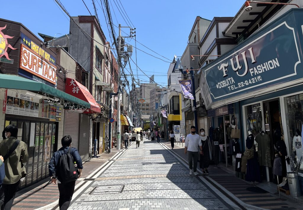 ドブ板通りと通りにある洋品店
