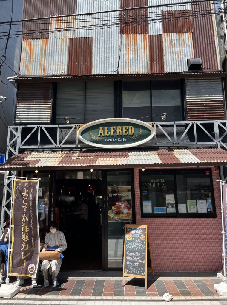 ドブ板通りにあるよこすか海軍カレーの店