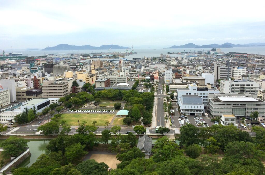 丸亀城天守から塩飽諸島を望む