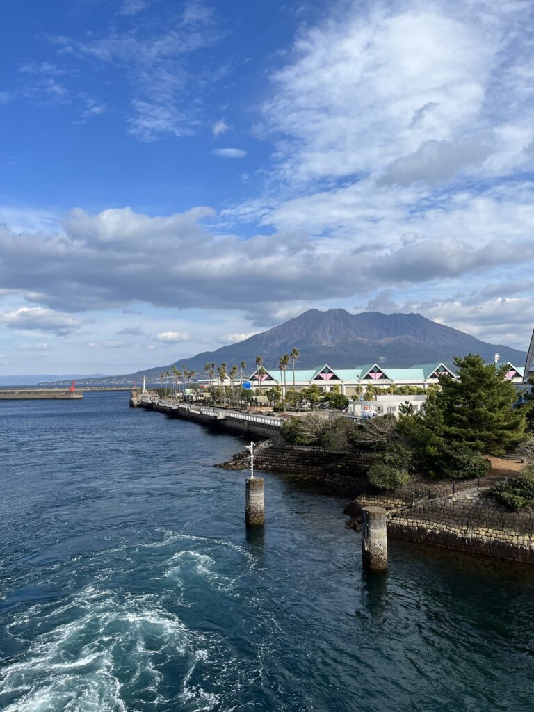 鹿児島港から見る桜島