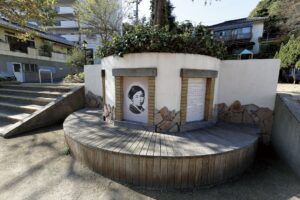 寿公園にある金子みすゞ顕彰碑