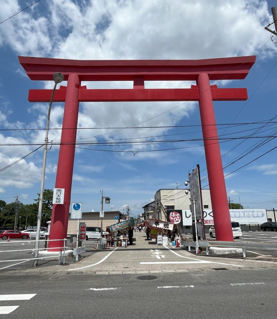 おちょぼ稲荷の南口大鳥居