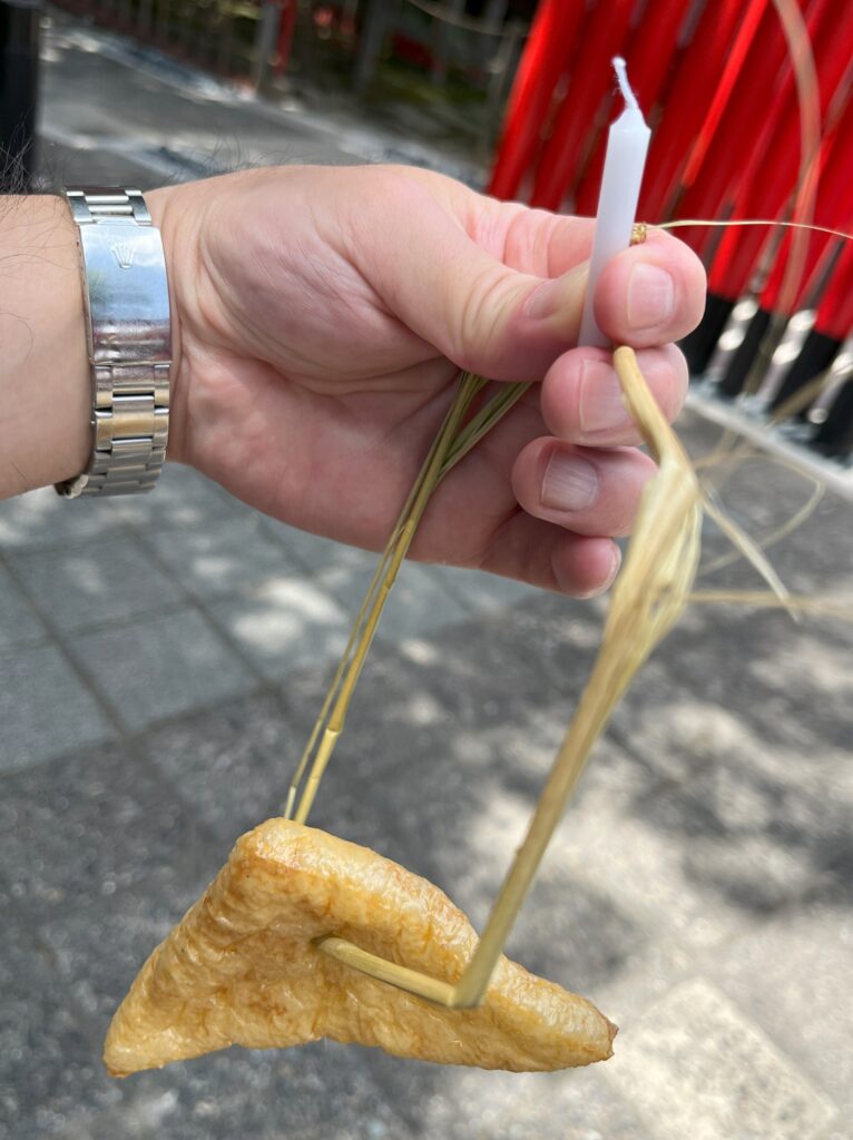 おちょぼ稲荷でお供えする「油揚げとろうそく」