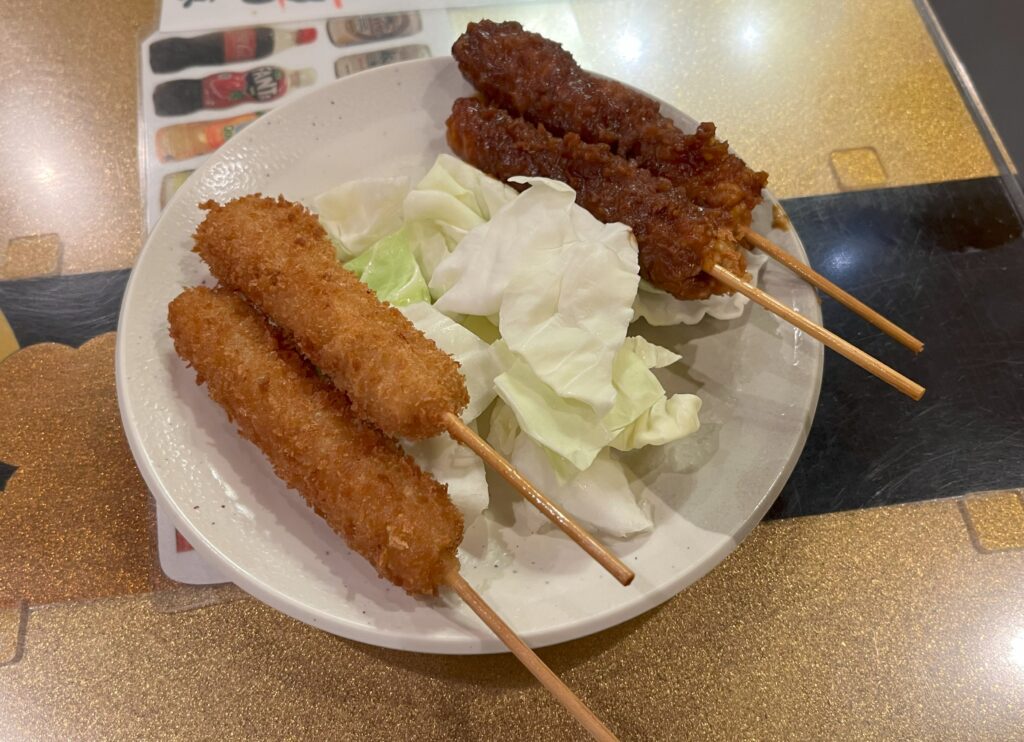「玉家」の串カツ(左がソース、右が味噌)