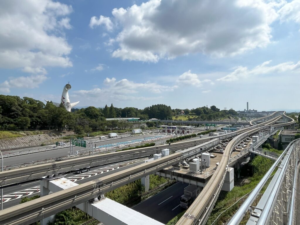 大阪万博に合わせて、モノレールや高速道路が整備された