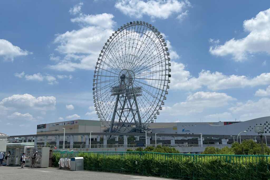 万博記念公園中央口前からみるEXPOCITYの大観覧車「OSAKA WHEEL」
