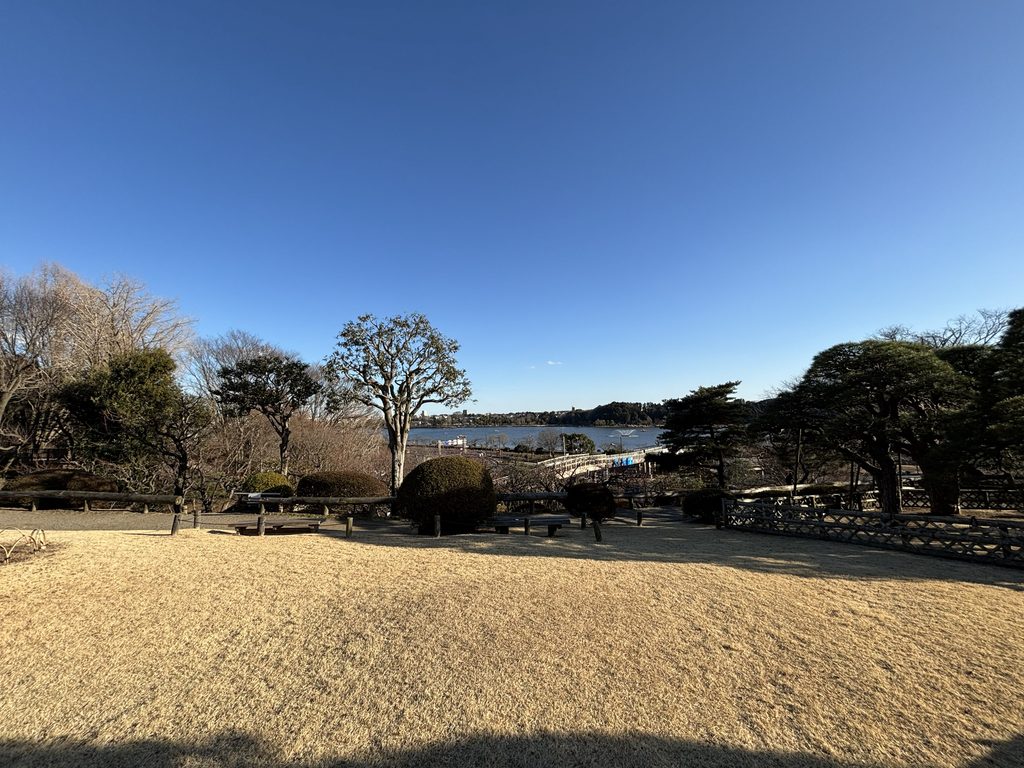 見晴広場から千波湖方面を望む