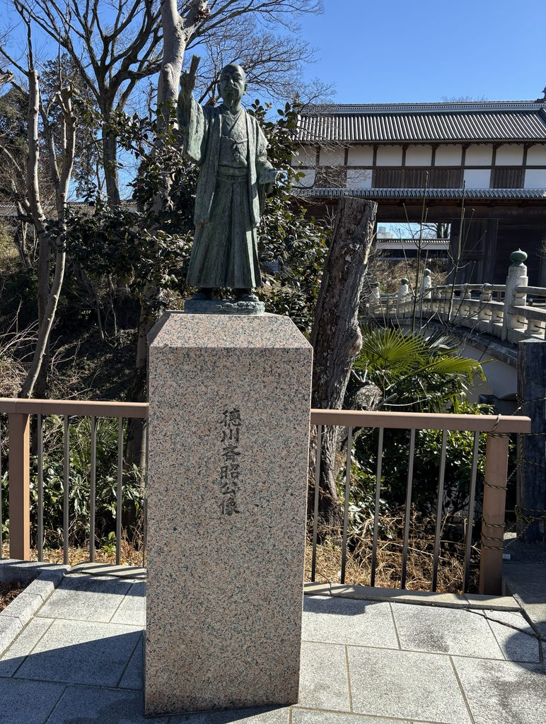 弘道館前の水戸城大手橋のたもとにある徳川斉昭像